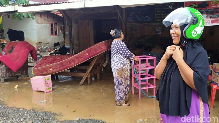 Kondisi warga di Luwu membersihkan lumpur pasca banjir bandang.