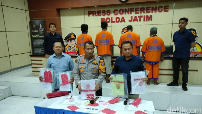 Konferensi pers ungkap kasus dugaan korupsi kades di Bojonegoro.
