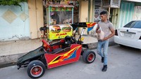 Mobil ini digunakan Suleiman untuk mengantarkan pesanan makanan dari kedai ayahnya.
