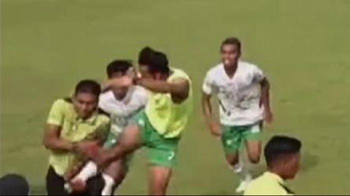 Laga Persedikab vs PSIK diwarnai kericuhan
