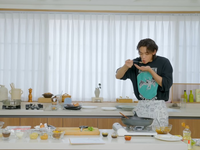 Lucas eks member NCT masak nasi goreng dan rendang