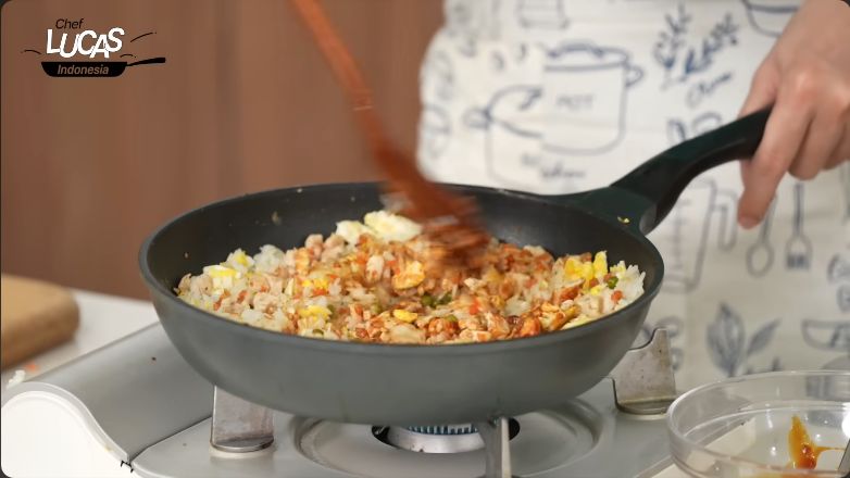 Lucas eks member NCT masak nasi goreng dan rendang