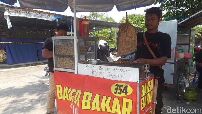 Luqman Busroh, pedagang bakso bakar dari Boyolali yang akan naik haji tahun 2024 ini, ditemui saat berjualan di selatan Bandara Adi Soemarmo, Rabu (8/5/2024).