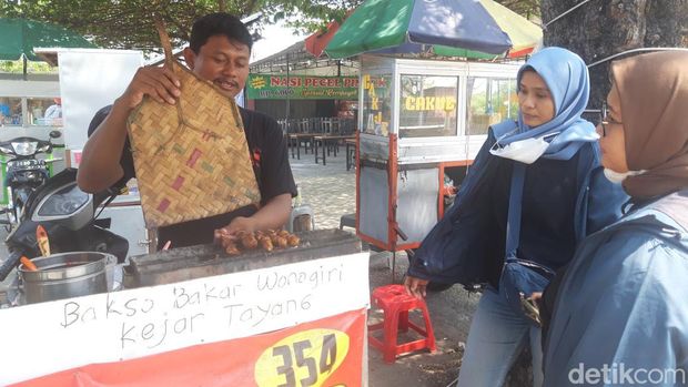 Luqman Busroh, pedagang bakso bakar dari Boyolali yang akan naik haji tahun 2024 ini, ditemui saat berjualan di selatan Bandara Adi Soemarmo, Rabu (8/5/2024).