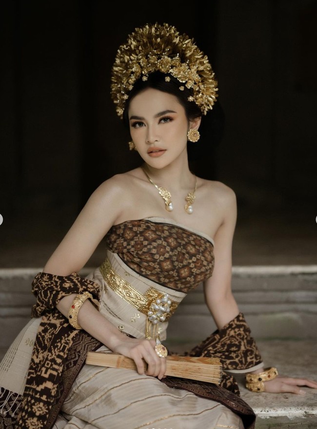 Mahalini tampil cantik mempesona mengenakan pakaian adat Bali lengkap dengan aksesorinya. Bak putri bangsawan, penampilannya itu pun banjir pujian dari netizen. Foto: Instagram/@axioo
