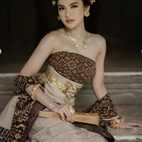 Mahalini tampil cantik mempesona mengenakan pakaian adat Bali lengkap dengan aksesorinya. Bak putri bangsawan, penampilannya itu pun banjir pujian dari netizen. Foto: Instagram/@axioo