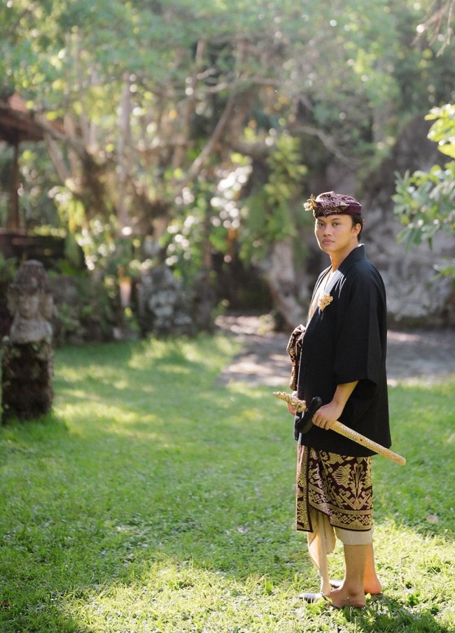 Sementara Rizky Febian tampil gagah mengenakan baju adat Bali dipadukan dengan outer berwarna hitam. Penampilannya semakin lengkap dengan udeng, penutup kepala khas adat Bali. Foto: Instagram/@axioo