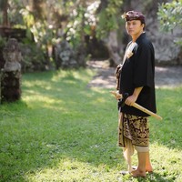 Sementara Rizky Febian tampil gagah mengenakan baju adat Bali dipadukan dengan outer berwarna hitam. Penampilannya semakin lengkap dengan udeng, penutup kepala khas adat Bali. Foto: Instagram/@axioo