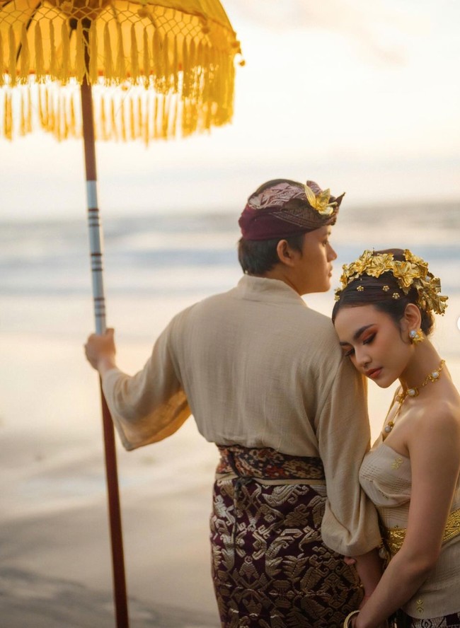 Pemotretan prewedding tersebut dibantu dengan fotografer handal dari Axioo. Terlihat pasangan yang dikabarkan akan menikah pada 8 Mei 2024 itu tampil mesra dan romantis. Foto: Instagram/@axioo