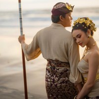 Pemotretan prewedding tersebut dibantu dengan fotografer handal dari Axioo. Terlihat pasangan yang dikabarkan akan menikah pada 8 Mei 2024 itu tampil mesra dan romantis. Foto: Instagram/@axioo