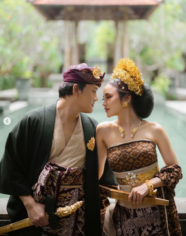 Saling bertatapan, kemesraan keduanya tak jarang bikin netizen ikutan baper.  Foto: Instagram/@axioo