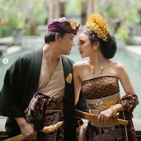 Saling bertatapan, kemesraan keduanya tak jarang bikin netizen ikutan baper.  Foto: Instagram/@axioo