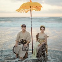 Berlatar di sebuah pantai, begini gaya keduanya kala duduk berdampingan. Foto: Instagram/@axioo