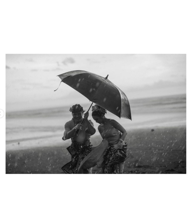 Tampil serasi bersama, banyak yang mendoakan agar keduanya lancar hingga hari pernikahan. Foto: Instagram/@axioo