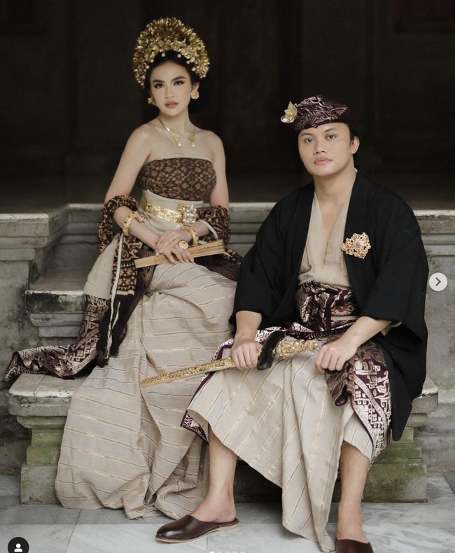 Setelah menggelar acara adat Mepamit pada Minggu (5/5/24) Mahalini tampak membagikan potret preweddingnya dengan Rizky Febian. Mengusung adat Bali, keduanya tampil menawan mengenakan busana bernuansa coklat. Foto: Instagram/@axioo