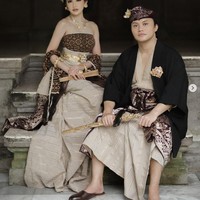 Setelah menggelar acara adat Mepamit pada Minggu (5/5/24) Mahalini tampak membagikan potret preweddingnya dengan Rizky Febian. Mengusung adat Bali, keduanya tampil menawan mengenakan busana bernuansa coklat. Foto: Instagram/@axioo