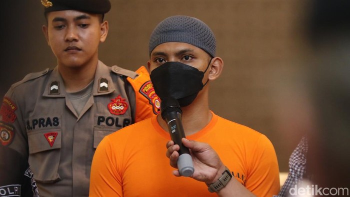 Tampang pelatih silat yang tewaskan mahasiswa Instiper saat dirilis Polresta Sleman, Rabu (8/5/2024).