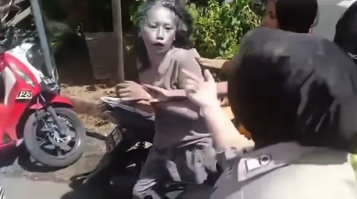 Manusia Silver Ngamuk saat Diamankan di Makassar, Petugas Dicakar