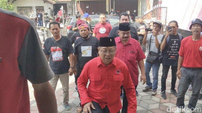 Maryoto Birowo bareng pasangan barunya daftar bacabup di PDIP Tulungagung.
