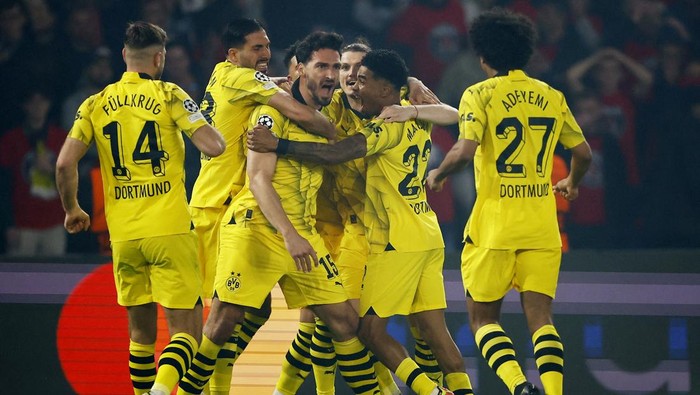 Soccer Football - Champions League - Semi Final - Second Leg - Paris St Germain v Borussia Dortmund - Parc des Princes, Paris, France - May 7, 2024 Borussia Dortmunds Mats Hummels celebrates scoring their first goal with teammates REUTERS/Sarah Meyssonnier