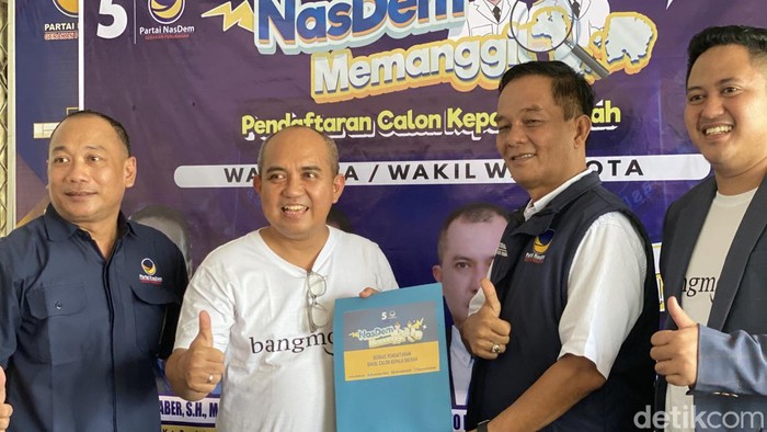 Maulan Aklil mengambil formulir pendaftaran di Partai NasDem untuk maju di Pilwako Pangkalpinang