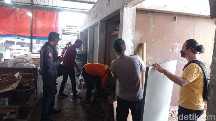 Mayat penjahit dievakuasi dari kiosnya di pasar HPKP Cikurubuk Kota Tasikmalaya.