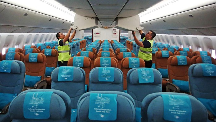 Pekerja merapikan fasilitas di pesawat Garuda Indonesia yang akan digunakan untuk armada angkutan haji 1445 H/2024 di hanggar GMF Bandara Soekarno Hatta, Tangerang, Banten, Rabu (8/5/2024). Garuda Indonesia menyiapkan 14 pesawat berbadan lebar untuk mengangkut 109.072 jamaah calon haji dari sembilan embarkasi yakni Jakarta, Solo, Medan, Padang, Banda Aceh, Makassar, Banjarmasin, Balikpapan, dan Lombok yang akan mulai diberangkatkan pada Minggu (12/5). ANTARA FOTO/Muhammad Iqbal/nym.