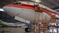 Pekerja mengecek pesawat Garuda Indonesia yang akan digunakan untuk armada angkutan haji 1445 H/2024 di hanggar GMF Bandara Soekarno Hatta, Tangerang, Banten, Rabu (8/5/2024).