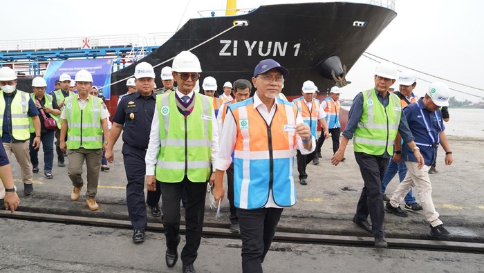 Menteri Perdagangan, Zulkifli Hasan menyita kapal tangker di Palembang.