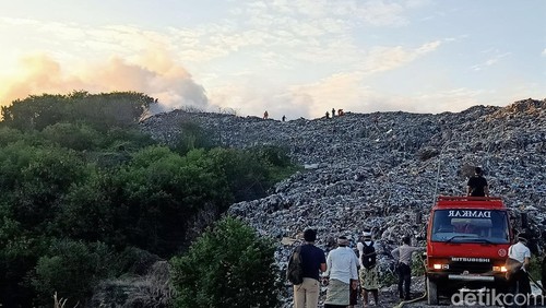 Mobil pemadam kebakaran memadamkan api di TPA Suwung, Denpasar, Bali, Rabu (8/5/2024). (Ni Made Lastri Karsiani Putri/detikBali)