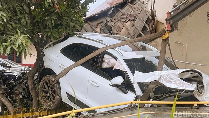 Mobil Porsche yang terlibat tabarakan di Medan