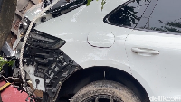 Sebelum nyangkut di pagar, mobil Porsche terlebih dahulu menabrak mobil berwarna hitam (Alfath Ishari/detikcom)