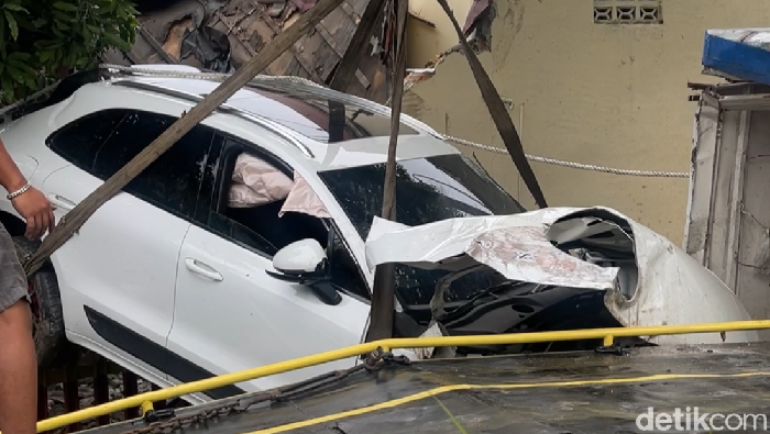 Mobil sport Porsche yang nyangkut depan kantor polisi di Medan (Alfath/detikcom)