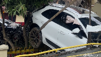 Foto: Mobil sport Porsche berwarna putih yang nyangkut depan kantor Sat Samapta Polrestabes  Medan (Alfath Ishari/detikcom)