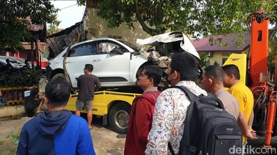 Penampakan Mobil Porsche Nyangkut di Pagar Samapta Polrestabes Medan