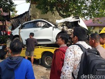 Penampakan Mobil Porsche Nyangkut di Pagar Samapta Polrestabes Medan