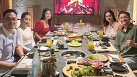 Makan bersama artis Titi Kamal dan Eva Anindita, Andrew dan Tengku Dewi Putri menikmati hidangan BBQ Jepang. Tampak ada beef slice yang siap dipanggang sendiri sebelum dimakan. Foto: Instagram tengkudewiputri_tdp
