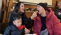 Jalan-jalan ke luar negeri, pasangan ini kompak mengajak sang anak. Mereka pun menikmati kuliner enak seperti kentang goreng dan pasta. Foto: Instagram tengkudewiputri_tdp