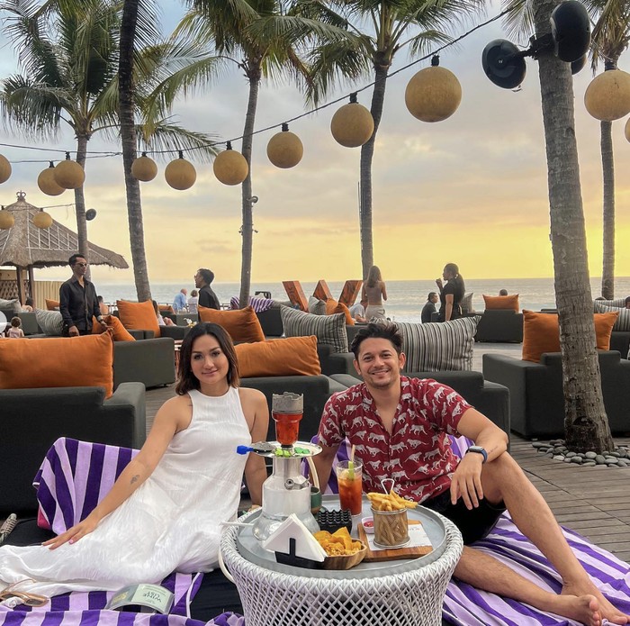 Momen Manis Andrew Andika Saat Kulineran Bareng Istri Momen Manis Andrew Andika Saat Kulineran Bareng Istri