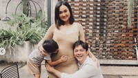 Rumah tangga Andrew Andika dan sang istri, Tengku Dewi Putri sedang diterpa isu miring. Sang istri mengungkap bukti perselingkuhan suaminya, bahkan saat ia tengah hamil. Foto: Instagram tengkudewiputri_tdp