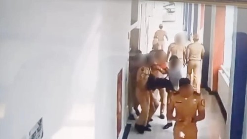 Momen Taruna STIP tak sadarkan diri usai dianiaya senior lalu digotong oleh sejumlah orang.