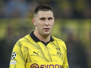 Niklas Sule Comeback dari Pensiun, Cetak Gol di Laga Debut