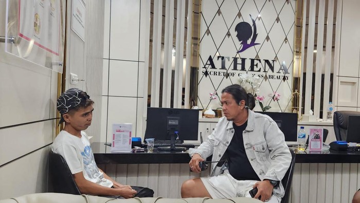 OB Athena Padang bernama Kendi (Kiri) saat diintrogasi polisi soal pencurian di Athena Padang