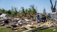 Dinding rumah pun hancur usai diterjang tornado.