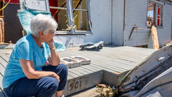 Oklahoma Kembali Dihantam Tornado, Rumah Hancur Hingga 1 Orang Tewas Tornado menerjang wilayah Barnsdall, Oklahoma. Akibatnya, kerusakan parah terjadi di wilayah tersebut. Ini penampakannya.