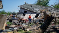 Angin puting beliung EF3 ini merenggut satu nyawa dan menghancurkan puluhan rumah yang berpenduduk lebih dari 1.000 orang tersebut.  