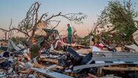 Atap rumah ambruk disapu tornado.  
