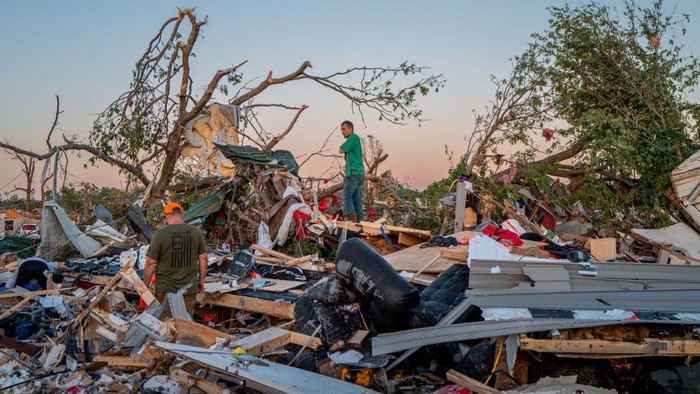 Oklahoma Kembali Dihantam Tornado, Rumah Hancur Hingga 1 Orang Tewas Tornado menerjang wilayah Barnsdall, Oklahoma. Akibatnya, kerusakan parah terjadi di wilayah tersebut. Ini penampakannya.