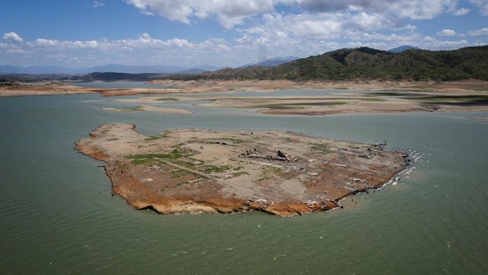 Panas Ekstrem Bikin Kota Tenggelam di Filipina Muncul Kembali A drone view shows a a centuries-old sunken town that reemerged amid extreme heat in Pantabangan, Nueva Ecija, Philippines, May 2, 2024. REUTERS/Adrian Portugal