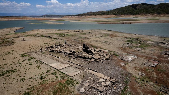 Panas Ekstrem Bikin Kota Tenggelam di Filipina Muncul Kembali A drone view shows a a centuries-old sunken town that reemerged amid extreme heat in Pantabangan, Nueva Ecija, Philippines, May 2, 2024. REUTERS/Adrian Portugal